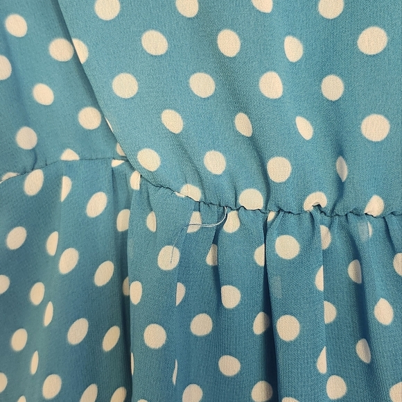 Amy Byer blue polka dot sleeveless blouse with bow size medium - Picture 9 of 10